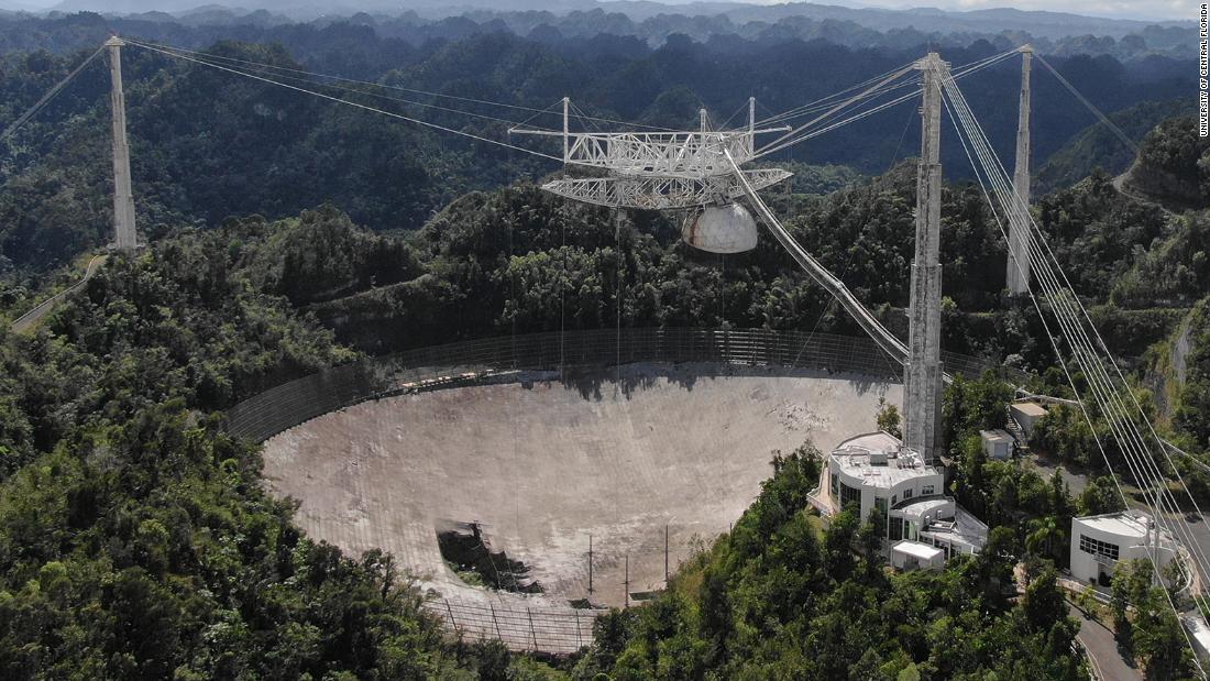 Il danno provocato ad agosto al radiotelescopio di Arecibo dalla rottura di un cavo di sostegno