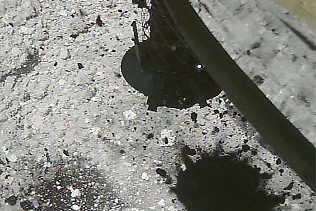 La superficie dell'asteroide Ryugu subito dopo il touch and go della Hayabusa-2 con il quale sono stati recuperati i pezzetti di roccia asteroidale da riportare a terra